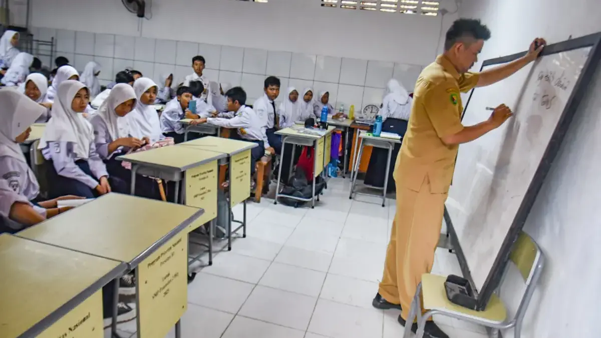 Ilustrasi: Guru mengajar siswa di dalam kelas saat pembelajaran di SMP Pasundan 1 dan 2 Kota Bandung, beberapa