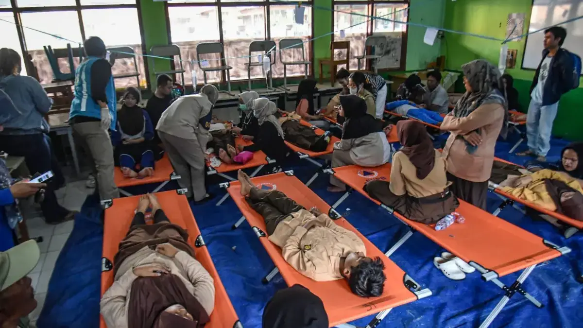 Pelajar korban keracunan usai menyantap menu Makan Bergizi Gratis (MBG) menjalani perawatan medis