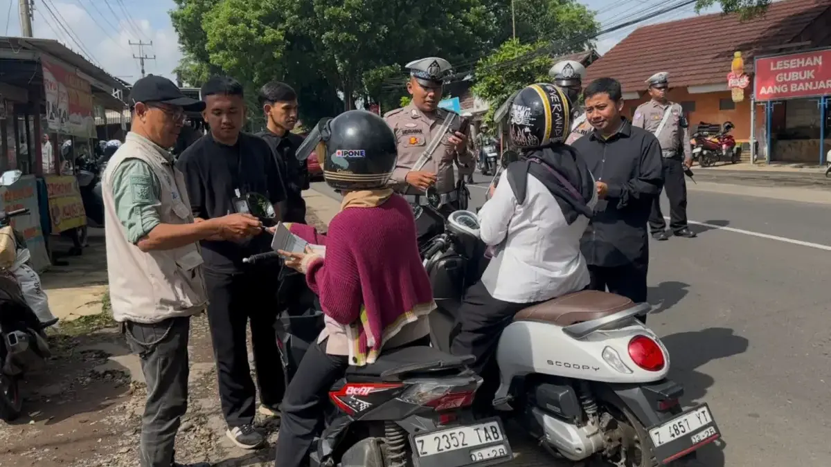 Petugas gabungan saat memeriksa surat-surat kendaraan pada hari ketiga operasi gabungan KTMDU di wilayah Dobo