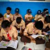 Siswa SMP Bina Karya tampak khusyuk mengikuti kegiatan membaca senyap yang rutin dilaksanakan di teras sekolah
