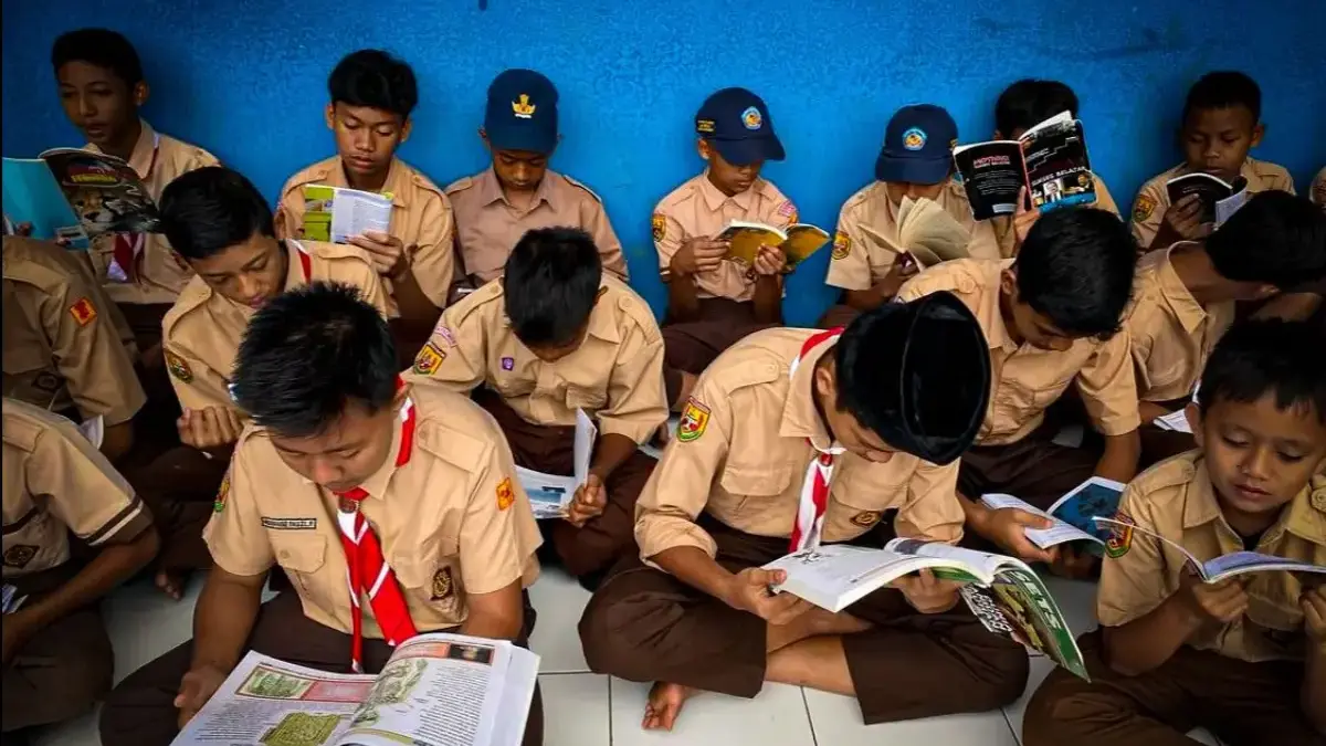 Siswa SMP Bina Karya tampak khusyuk mengikuti kegiatan membaca senyap yang rutin dilaksanakan di teras sekolah