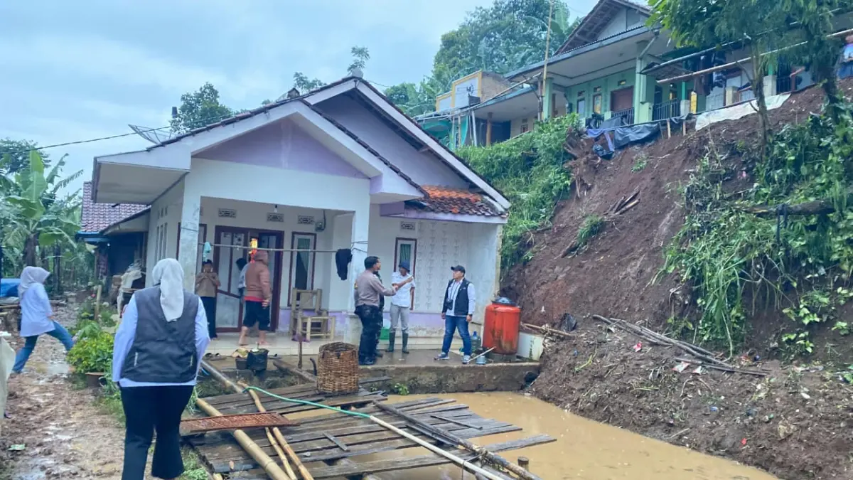Tebing Setinggi 5 dan 7 Meter Longsor di Cimanggung Sumedang, Puluhan Jiwa Terancam 
