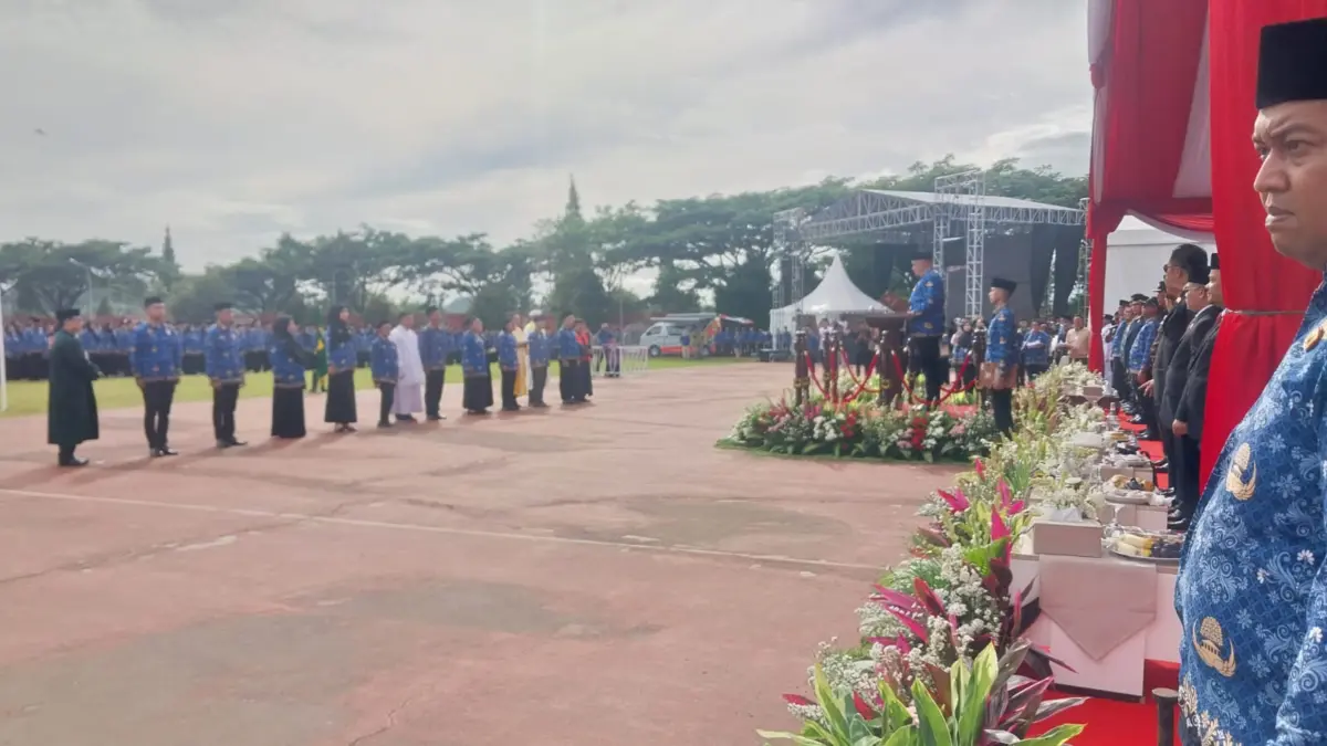 Pemkab Bogor Lantik 9.687 PPPK Paruh Waktu, Sumpah Jabatan Bergema di Pakansari Bupati Bogor Rudy Susmanto saat membacakan sumpah dan diikuti ribuan PPPK Paruh Waktu lainnya di Lapangan Pana