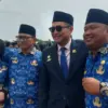 Ketua DPRD Sastra Winara saat foto bersama dengan PPPK Paruh Waktu di Lapangan Panahan, Stadion Pakansari, Cib