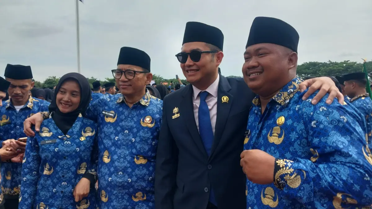 Ketua DPRD Sastra Winara saat foto bersama dengan PPPK Paruh Waktu di Lapangan Panahan, Stadion Pakansari, Cib