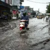 Danau Retensi Menghilang, Lembang Kini Rawan Banjir Setiap Hujan Deras Sejumlah kendaraan memaksa menerobos banjir di Jalan Raya utama Lembang, Bandung Barat. Dok Jabar Ekspres/Suwi