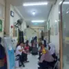 Puskesmas Bondongan, Kecamatan Bogor Selatan, Kota Bogor, terlihat ramai oleh siswa yang berdatangan akibat du
