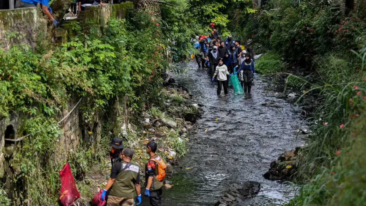 Bandung Darurat Sampah, Relawan Gen Z Konsisten Bersihkan Sungai Ciroyom