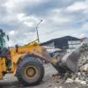 Operator mengoperasikan alat berat untuk mengangkut sampah di tumpukan sampah di TPS Pasar Ciwastra, Kota Ban