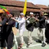 Ketua DPRD Jabar Buky Wibawa (baju putih) saat mengikuti rangkaian Festival Cireundeu Cimahi. (dok Kampung Cir