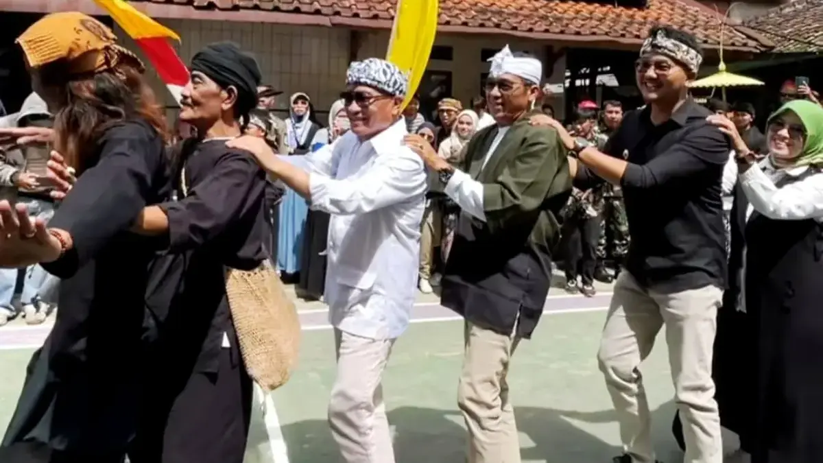 Ketua DPRD Jabar Buky Wibawa (baju putih) saat mengikuti rangkaian Festival Cireundeu Cimahi. (dok Kampung Cir