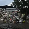 Pemulung memilah sampah di tumpukan sampah di TPS Pasar Ciwastra, Kota Bandung, Senin (17/11). Foto: Dimas Rac