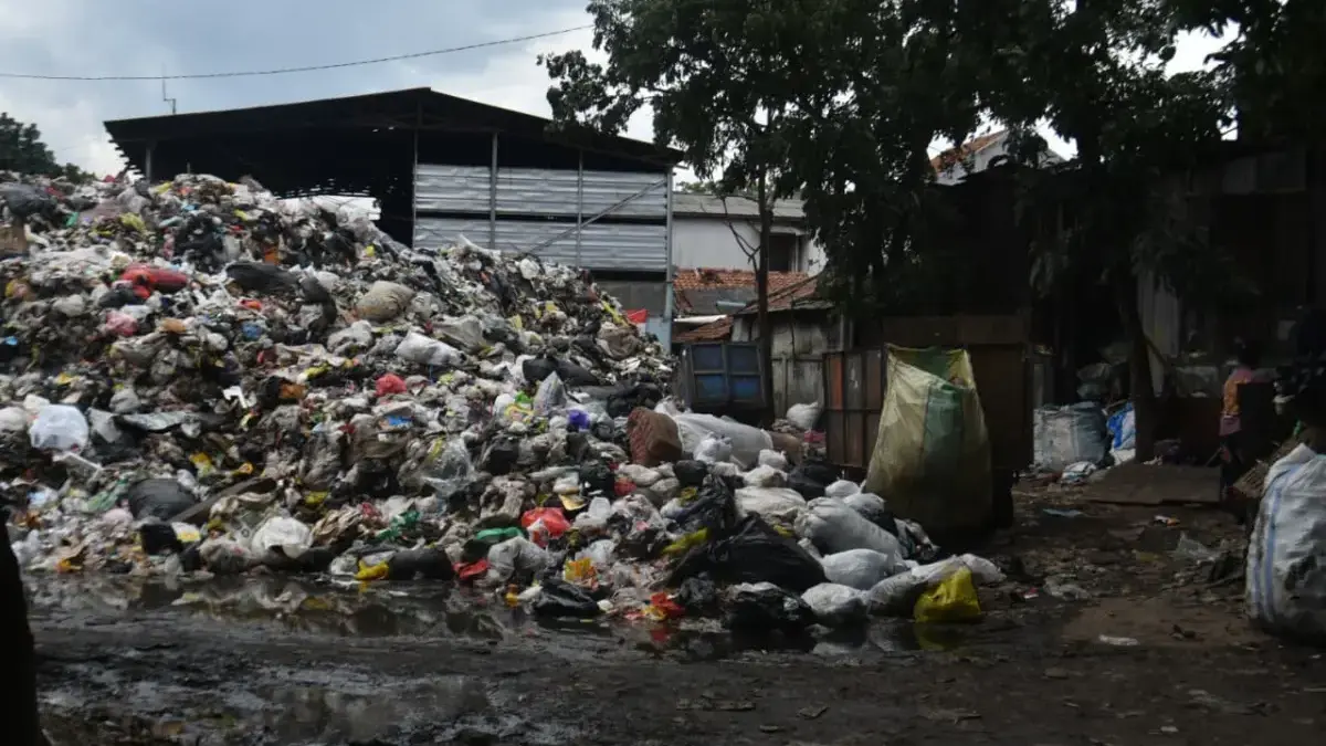 Pemulung memilah sampah di tumpukan sampah di TPS Pasar Ciwastra, Kota Bandung, Senin (17/11). Foto: Dimas Rac