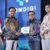 VP Corporate Communication Telkom Andri Herawan Sasoko (kanan) saat menerima penghargaan dari Inspektur Jender