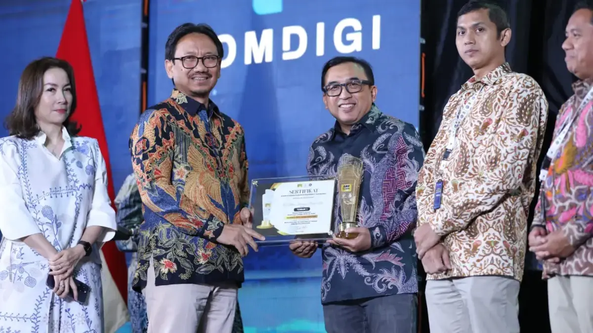 Telkom Raih 2 Penghargaan Terbaik dalam Ajang Anugerah Media Humas - Komdigi 2025 VP Corporate Communication Telkom Andri Herawan Sasoko (kanan) saat menerima penghargaan dari Inspektur Jender