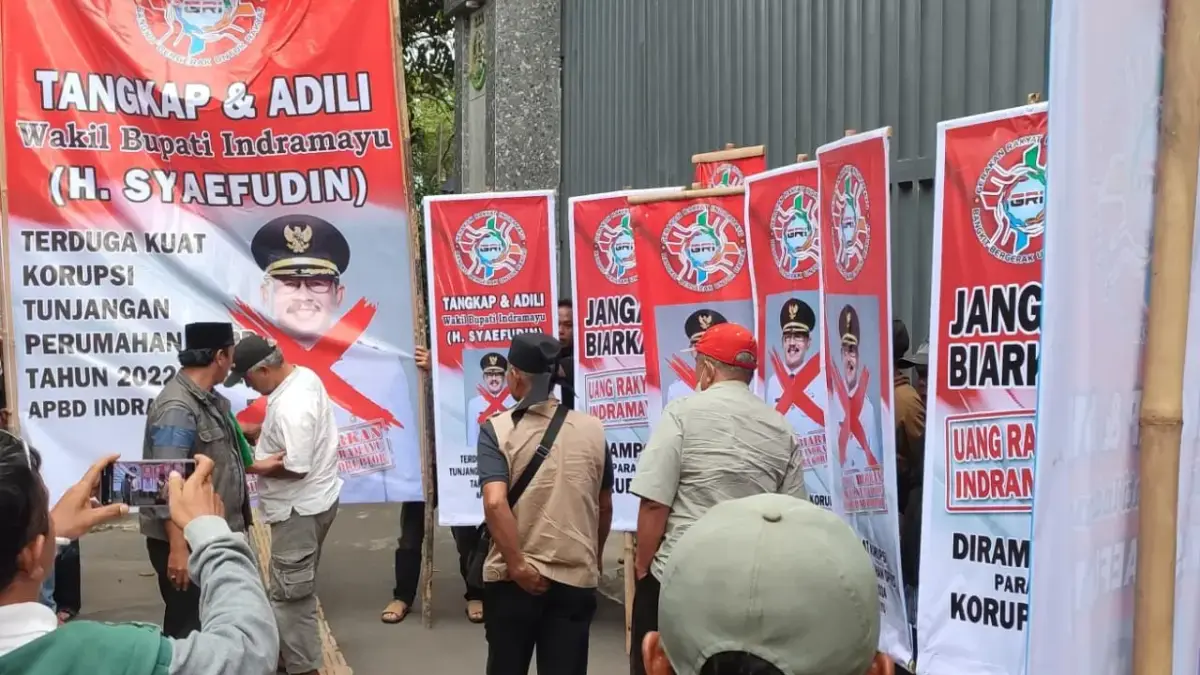 Massa Minta Kejati Jabar Tetapkan Tersangka Korupsi Tunjangan Perumahan DPRD Indramayu