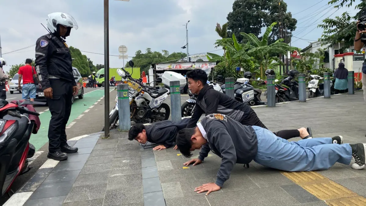 Pelajar Asal Jakarta Lawan Arah, Satlantas Polres Bogor Beri Hukuman 150 Kali Push Up Pelajar Asal Jakarta Lawan Arah, Satlantas Polres Bogor Beri Hukuman 150 Kali Push Up