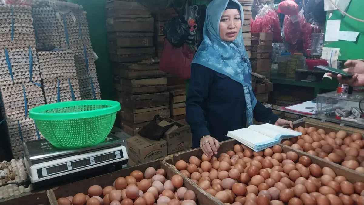 Pasar Cibinong Aman, Telur Ayam Negeri Tetap Murah Meski Daerah Lain Mahal Harga Telur di Pasar Cibinong Masih Stabil, Wilayah Lain Sentuh Rp 100 Ribu per Kilogram