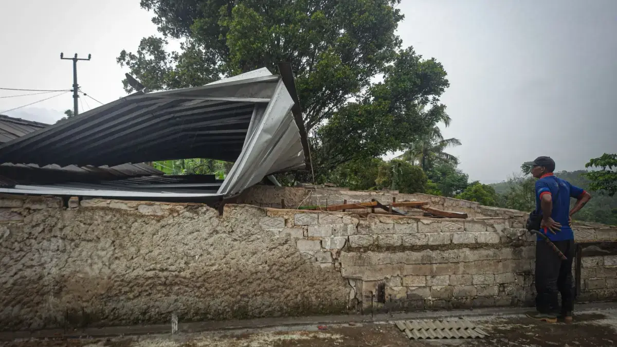 Dua Rumah di Bandung Barat Rusak Diterjang Angin Kencang