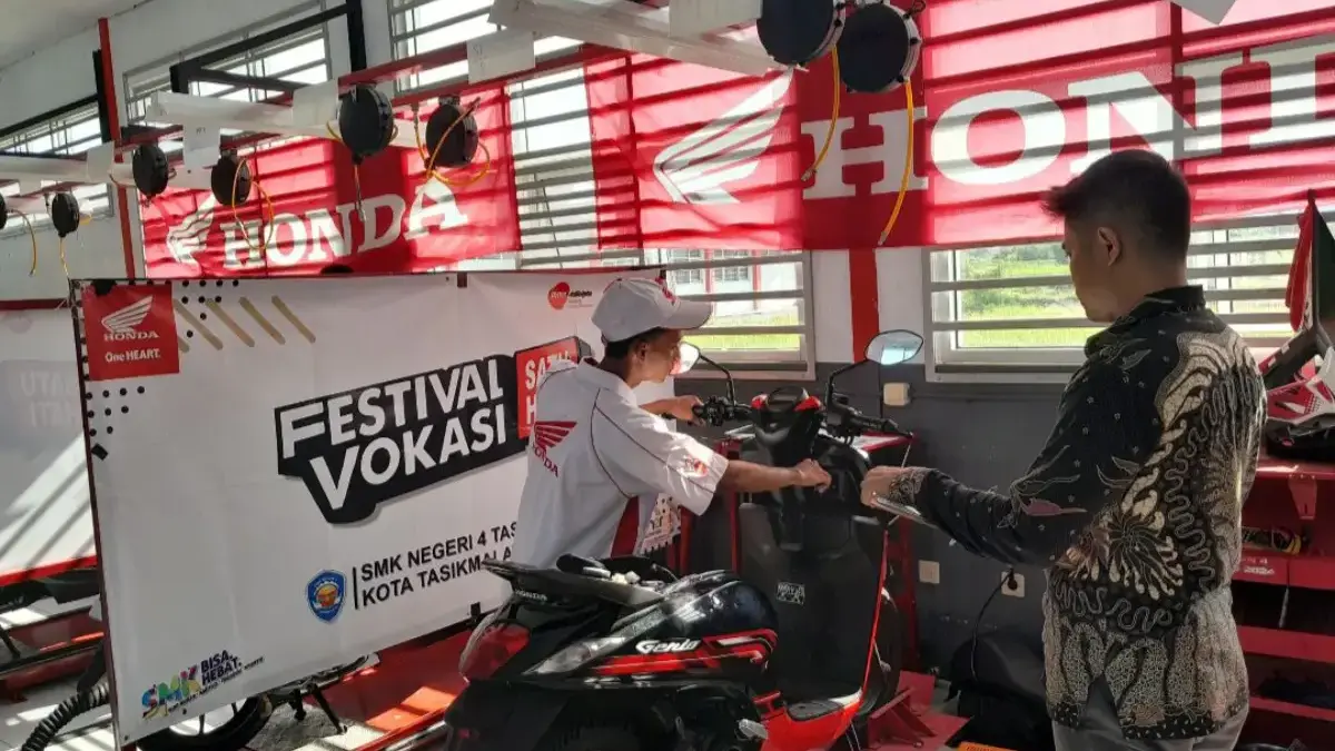 Para siswa SMK mitra binaan AHM sedang mengikuti seleksi uji praktik pada gelaran Festival Vokasi Satu Hati (