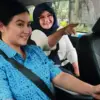 Hadapi Libur Nataru, Taksi Konvensional Tambah Armada Ilustrasi salah satu driver Bluebird tengah mengantarkan pelanggan.