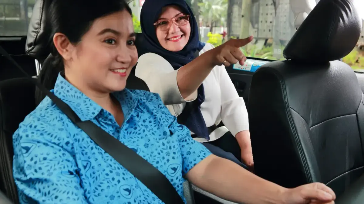 Hadapi Libur Nataru, Taksi Konvensional Tambah Armada Ilustrasi salah satu driver Bluebird tengah mengantarkan pelanggan.