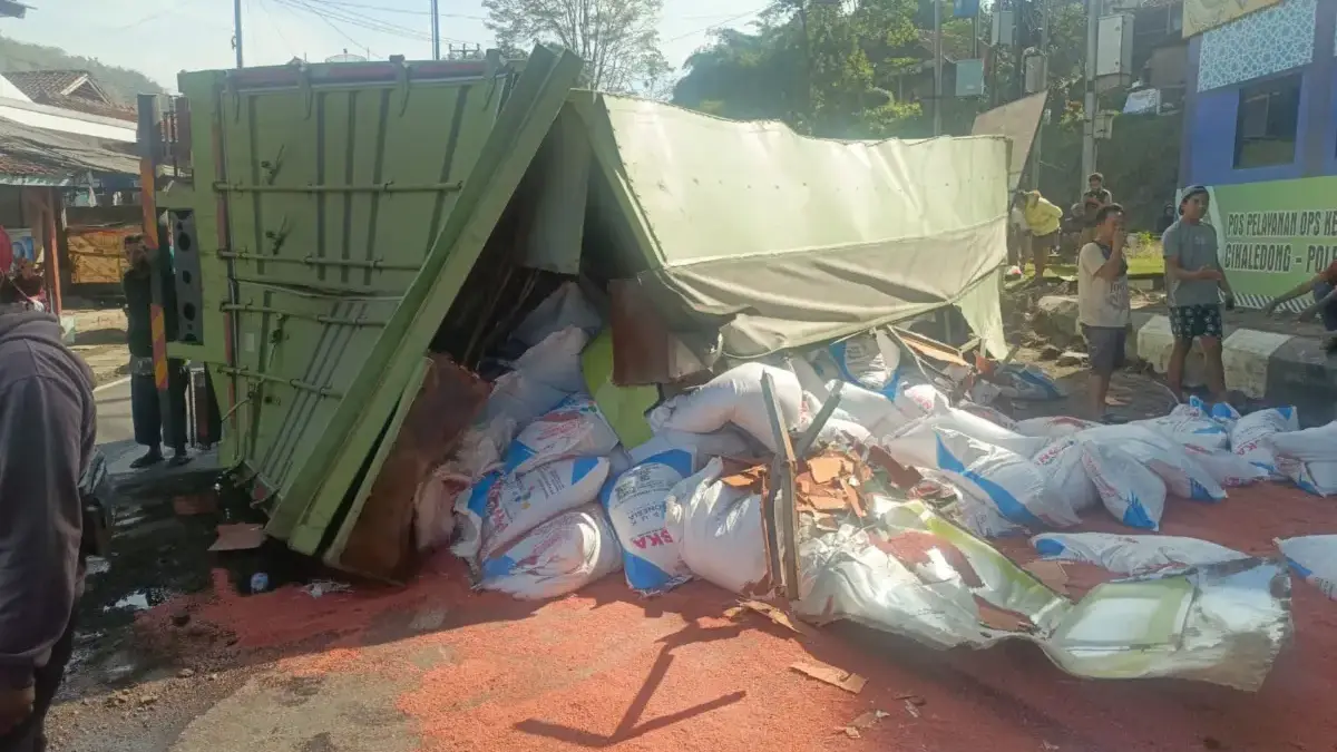 Truk Tronton Bermuatan Pupuk Terguling di Nagreg, 1 Orang Terluka Satu unit truk tronton bermuatan pupuk dengan nomor polisi AG 8057 UU mengalami kecelakaan tunggal di Jalan Ra