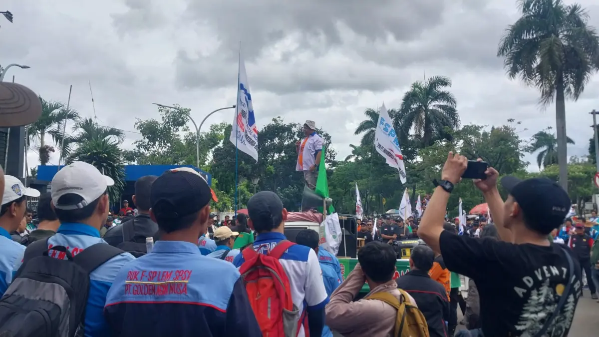 Tuntut UMK 2026 Naik! Ratusan Buruh Geruduk Pemkab Bogor Komarudin saat melakukan orasi di depan gerbang Pemkab Bogor. Foto: Regi