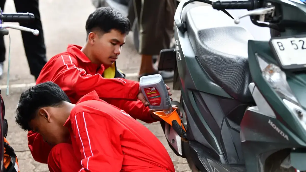 Mekanik dari Enduro Entrepreneurship Pertamina terlibat pada acara penggantian oli gratis yang digelar Pertami