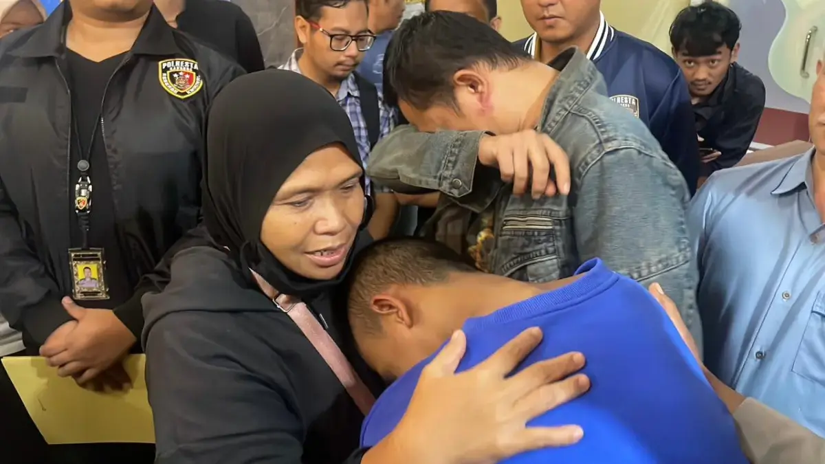 Tangis Haru Sambut Kepulangan Rizki Nur Fadhilah ke Pelukan Keluarga Tangis Haru Sambut Kepulangan Rizki Nur Fadhilah Ke Pelukan Keluarga