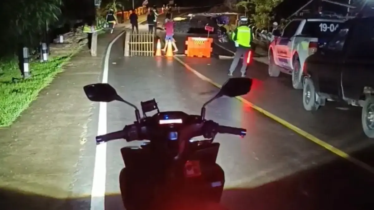 Polisi menutup jembatan Cikaleho di Jalan Nasional Ciamis-Cirebon yang ambruk diterjang tanah longsor pada Min