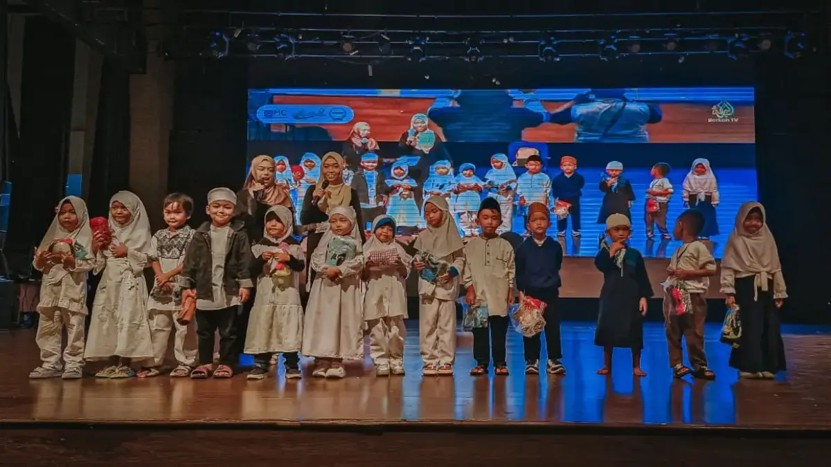 BERBAGI CERIA: Sejumlah anak yatim, dhuafa, dan santri saat mengikuti acara McDays 2025 di Gedung Budaya Sabil