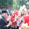 Wali Kota Ngatiyana tebar keceriaan, bagikan bunga kepada guru saat peringatan Hari Guru Nasional di Pemkot Ci