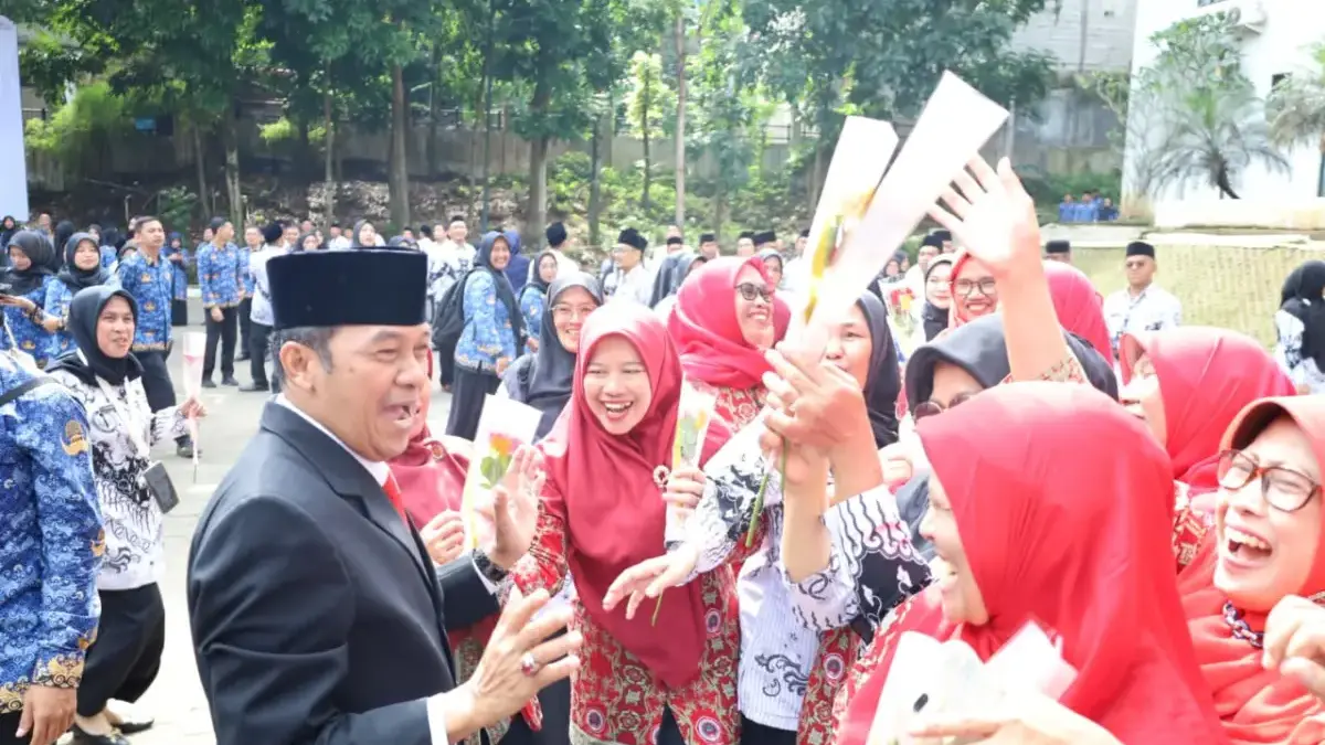 Hari Guru Nasional, Wali Kota Cimahi Tegaskan Pentingnya Perlindungan dan Penghargaan bagi Guru Wali Kota Ngatiyana tebar keceriaan, bagikan bunga kepada guru saat peringatan Hari Guru Nasional di Pemkot Ci