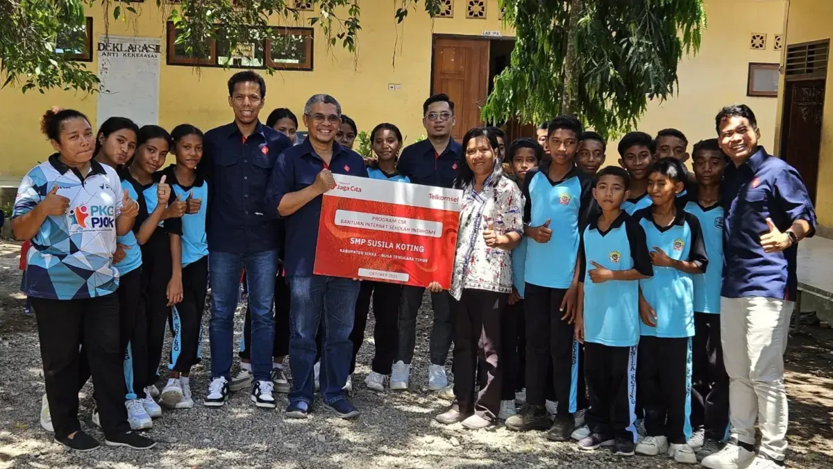 Telkom Salurkan 111.500 GB Kuota Internet ke 21 Sekolah di Wilayah 3T Penyerahan Bantuan 111.500 GB kuota internet Telkomsel kepada perwakilan SMK Negeri 1 Bengkayang.