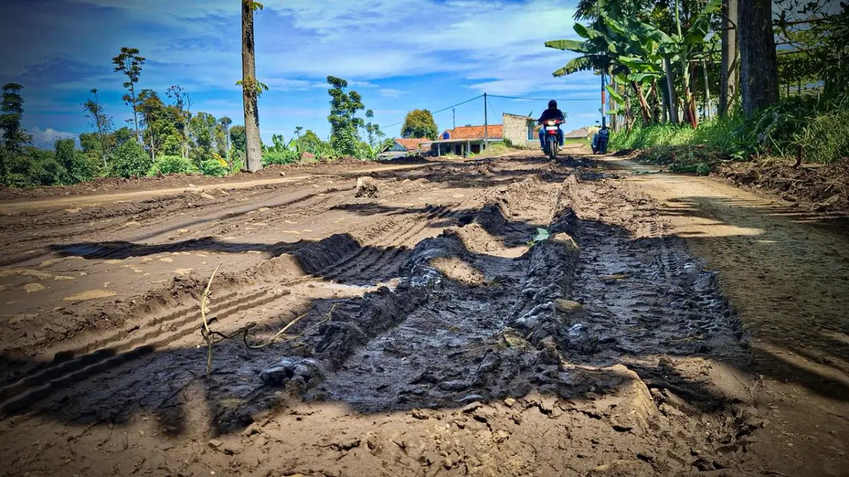 Ilustrasi jalan rusak di wilayah Kabupaten Bandung Barat. Dok Jabar Ekspres/Suwitno