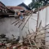 Rumah Ambruk Akibat Angin Puting Beliung, Tiga Anak Yatim di Pacet Mengungsi