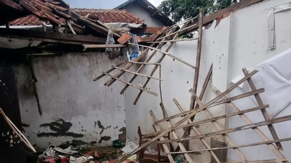 Rumah Ambruk Akibat Angin Puting Beliung, Tiga Anak Yatim di Pacet Mengungsi