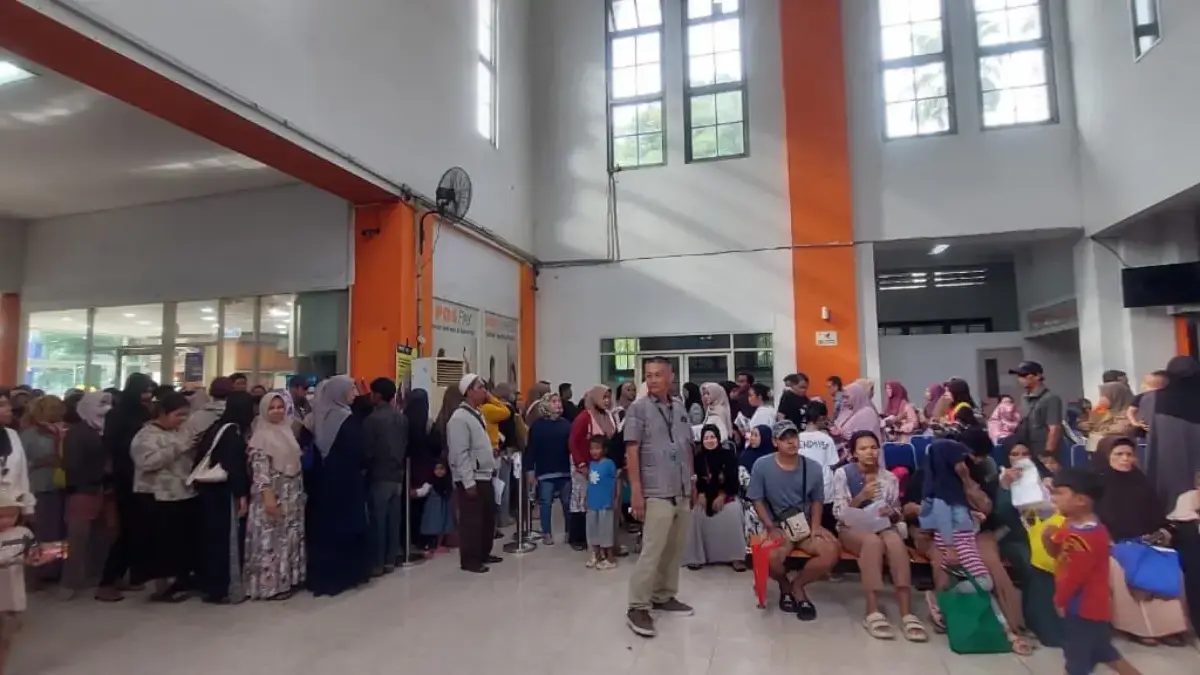 Antrean Panjang Warnai Penyaluran BLT Kesra di Kantor Pos Kota Bogor