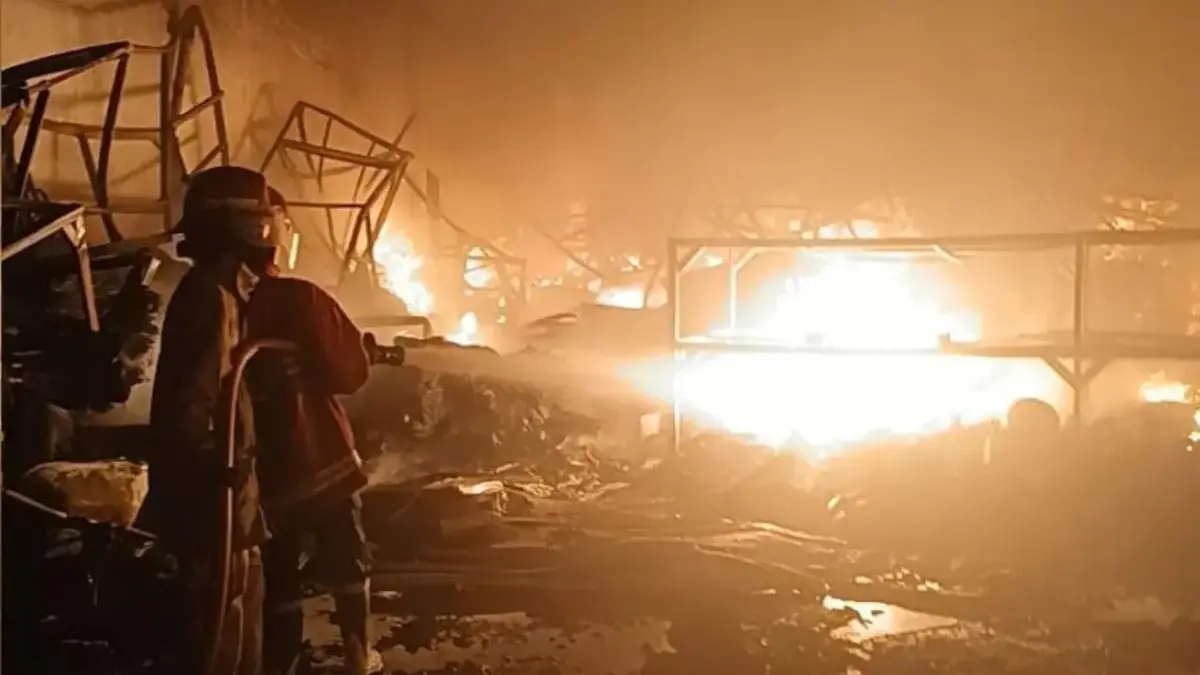 Gudang Material di Citeureup Ludes Dilalap Api: Warga Panik, Damkar Kerahkan 7 Unit Mobil Gudang Material Terbakar di Citeureup, Diduga Akibat Korsleting Listrik