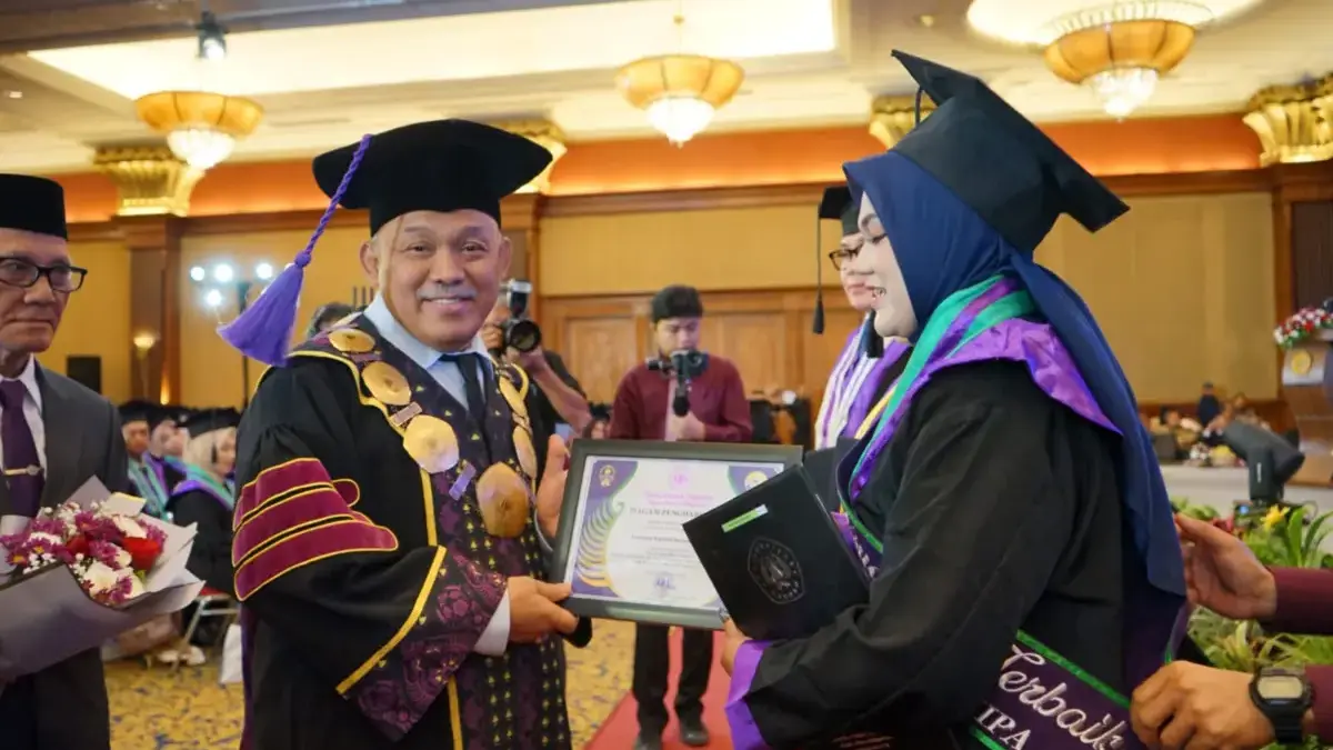 Wisuda Unpak 2025, 1.325 Lulusan Siap Hadapi Tantangan Global Unpak Wisuda Ribuan Mahasiswa, Tekankan Kesiapan Alumni Hadapi Tantangan Global