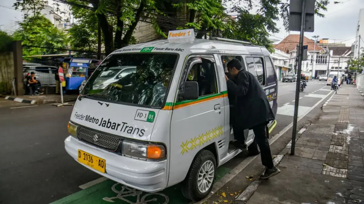 Dahaga Transportasi Umum di Bandung: Warga Menanti Moda yang Layak, Terkoneksi, dan Halte yang Manusiawi