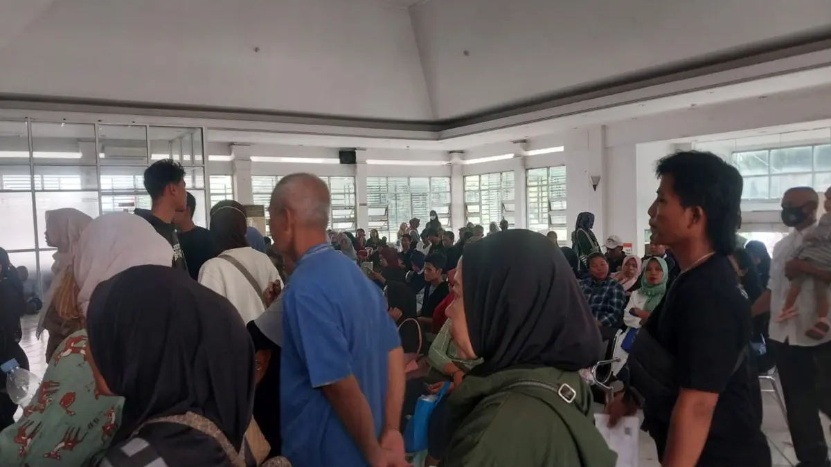 Masyarakat Usulkan BLT Kesra Disalurkan di Kelurahan, Antrean di Kantor Pos Dinilai Padat dan Merepotkan Situasi Kantor Pos Jalan Tegar Beriman Cibinong saat masyarakat antre BLT Kesra