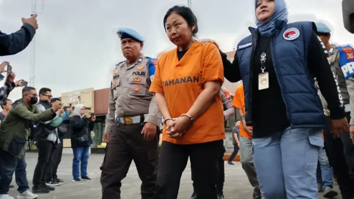 8 Tahun Dibui Tak Membuatnya Jera, Ibu Rumah Tangga di KBB Kembali Jadi Pengedar Sabu Tanti Yulianti alias Tante Ola (41) saat Diamankan Satres narkoba Polres Cimahi (mong)