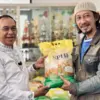 Wali Kota Cimahi Ngatiyana saat Serahkan Bantuan Beras SPHP 5 Kg kepada Warga di Kelurahan Cibabat (Mong)