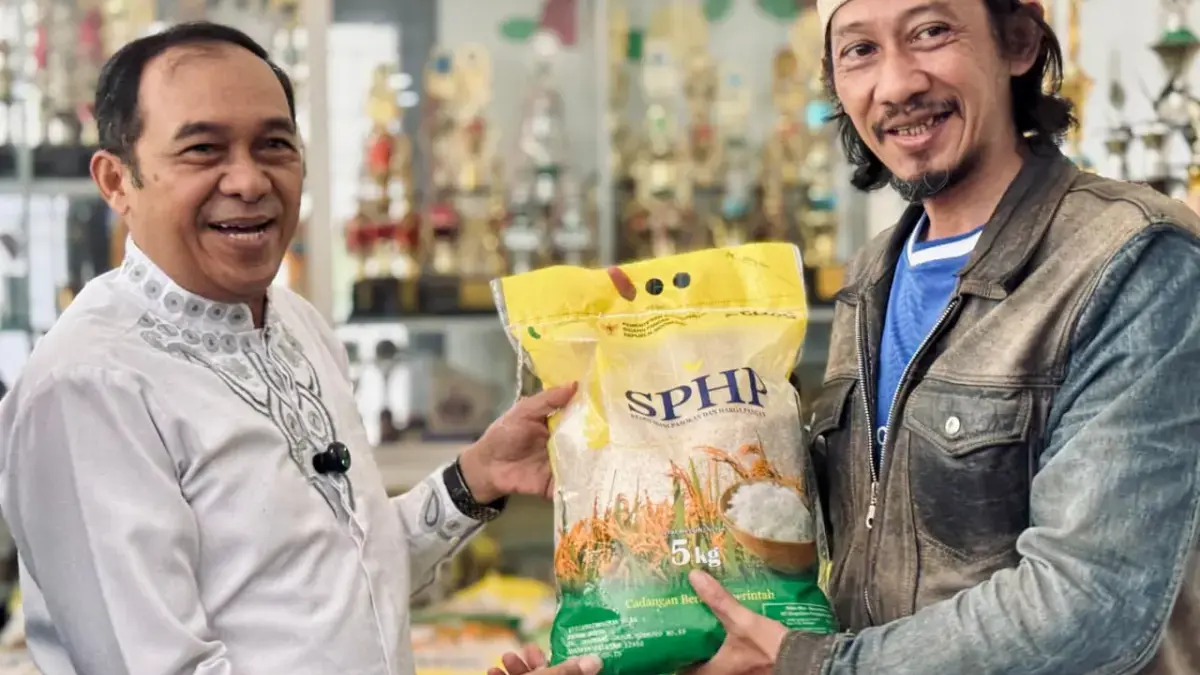 Wali Kota Cimahi Ngatiyana saat Serahkan Bantuan Beras SPHP 5 Kg kepada Warga di Kelurahan Cibabat (Mong)