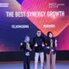 Direktur IT Digital Telkom Indonesia Faizal Rochmad Djoemadi saat memberikan penghargaan pada pemenang kategor