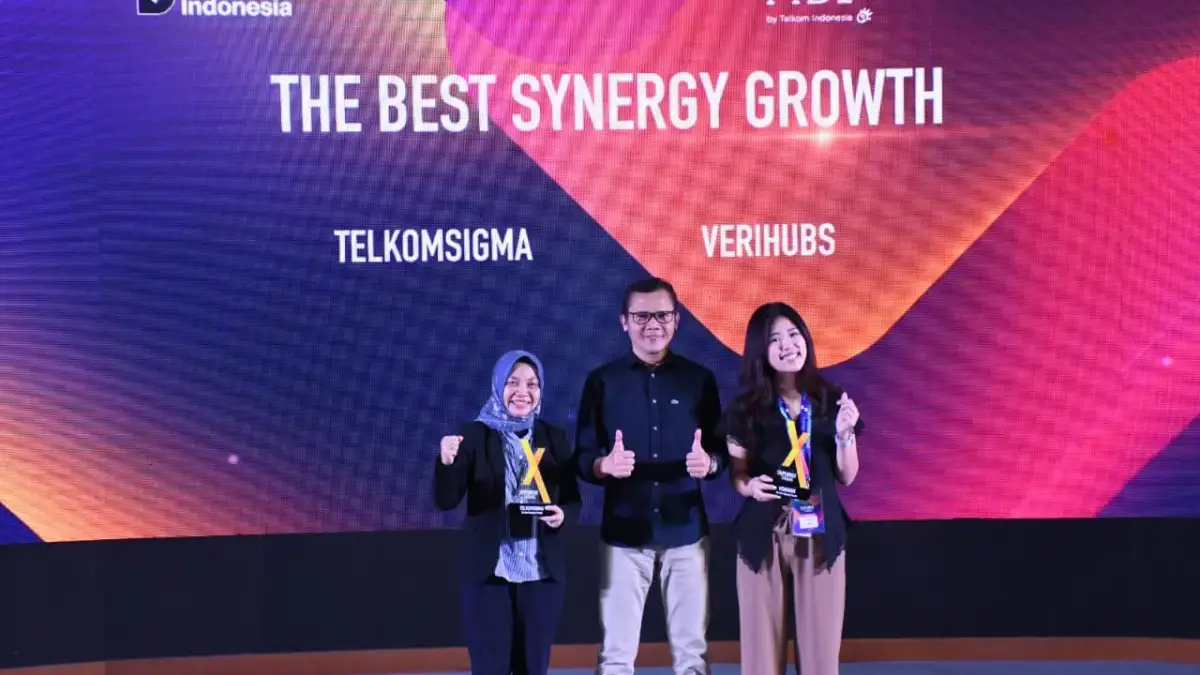 Direktur IT Digital Telkom Indonesia Faizal Rochmad Djoemadi saat memberikan penghargaan pada pemenang kategor