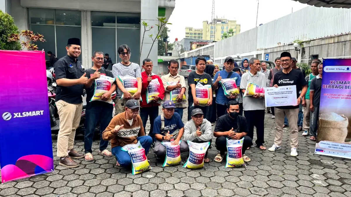 Karyawan XLSMART Lakukan Aksi Sosial Salurkan Bantuan Beras di Jawa Barat dan Bangun Sarana Air Bersih di Kulo