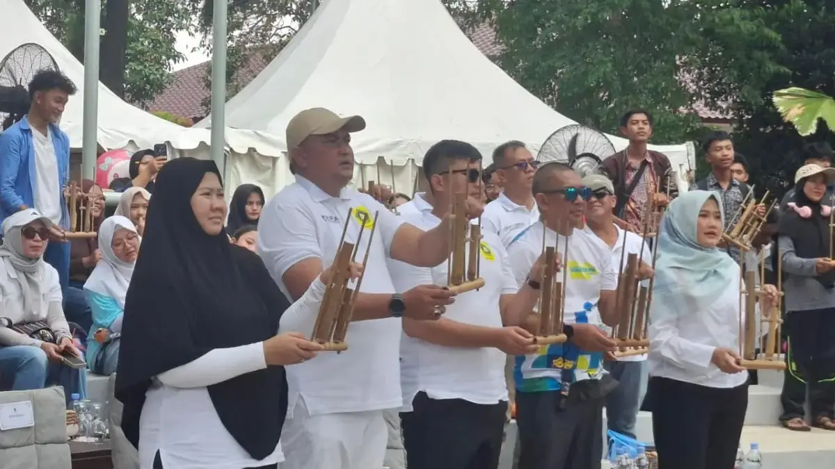 Bupati Bogor dan Istri Main Angklung di CFD Bawakan Lagu “Ibu Pertiwi”